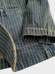 製品画像: デニムストライプブレザー全体写真。コットン100%素材とストライプ柄が特徴的なクラシックなデザイン。
詳細画像: デニムストライプブレザーの生地の質感とストライプ柄のディテールを強調した写真。洗練されたカジュアルエレガンスを表現。