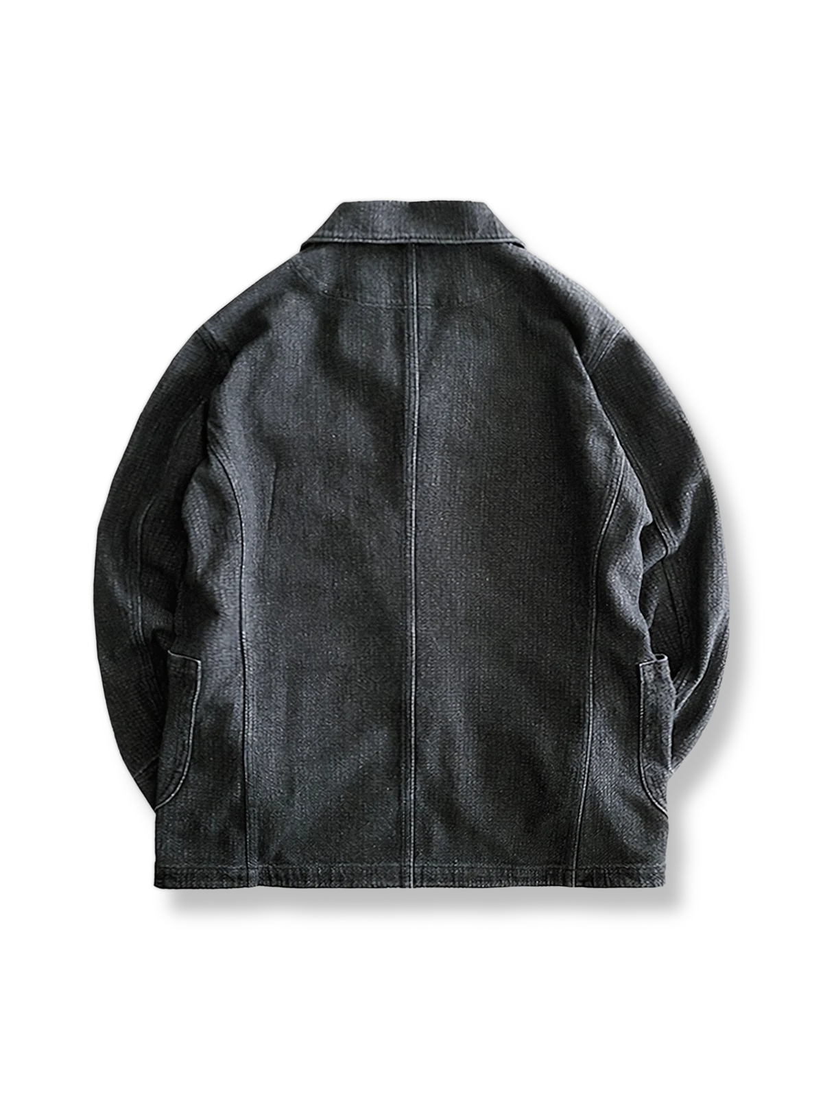 製品画像: コットン100%素材を使用したアメカジレトロワークブレザー全体写真。ワークウェアとブレザーの融合が特徴的なデザイン。
詳細画像: 天然ナッツボタンのクラシックな質感と大型ポケットの実用的なディテールを強調したクローズアップ写真。