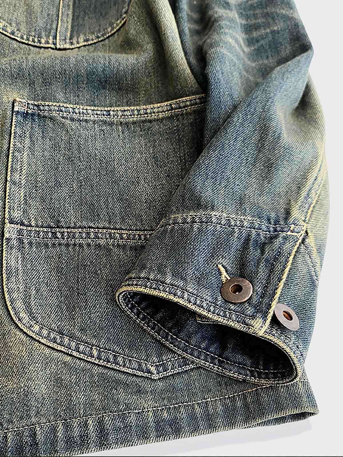 詳細画像: ユーズド加工が施されたデニム生地と錆びた工字ボタンのディテール