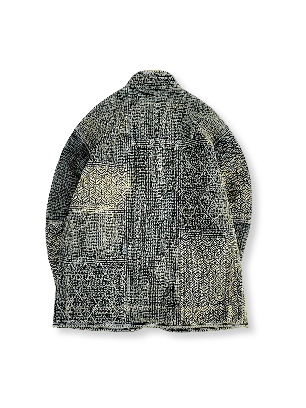 製品画像: 藍染め刺子織りピースワークスタンドカラージャケット全体写真。立ち襟とチャイナボタンが特徴の伝統とモダンが融合したデザイン。
詳細画像: 刺子織りの繊細なテクスチャと藍染めの深みある色合いを強調したディテール写真。水洗抜染加工による個性的な風合いを表現。