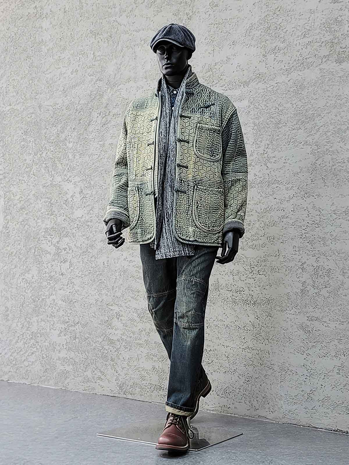 詳細画像: 刺子織りの繊細なテクスチャと藍染めの深みある色合いを強調したディテール写真。水洗抜染加工による個性的な風合いを表現。
モデル画像: 藍染め刺子織りスタンドカラージャケットを着用したモデルによる、レトロで上品なスタイリング写真。