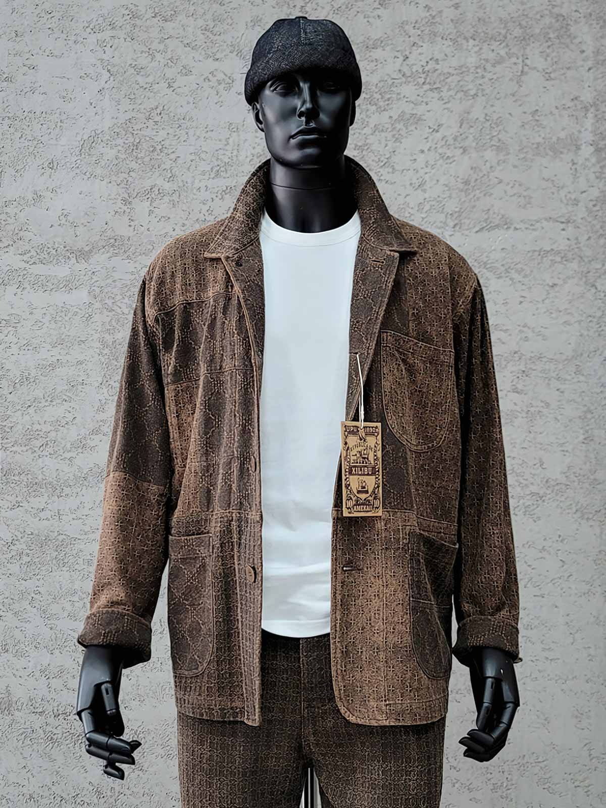 製品画像: 希少な植物染め香云纱を使用したピースワークデザインジャケットの全体写真。ヴィンテージ風の高級感が特徴。
詳細画像: 香云纱の滑らかな質感とピースワークディテールを際立たせたクローズアップ写真。伝統工芸と現代デザインの融合を表現。