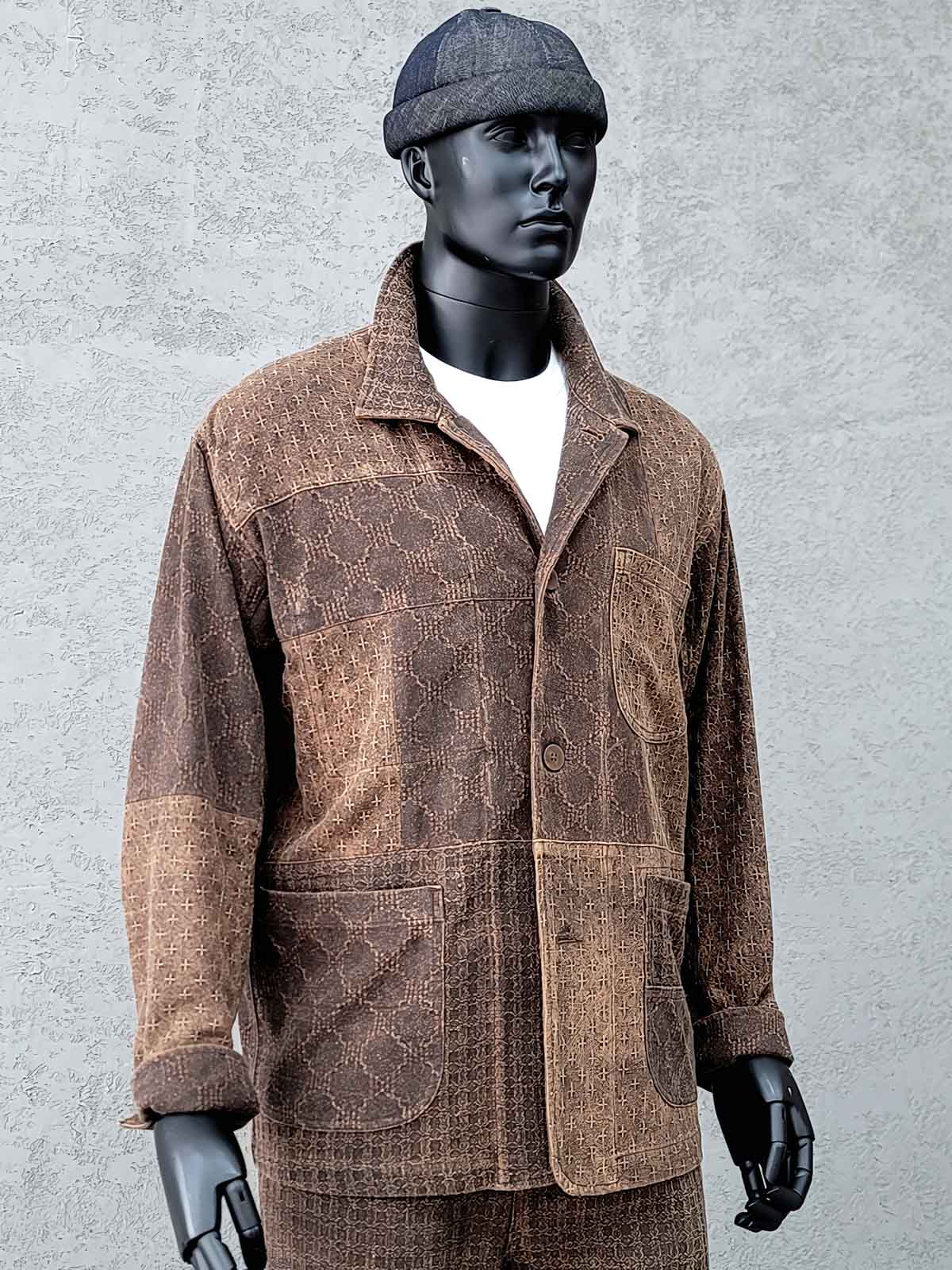 製品画像: 希少な植物染め香云纱を使用したピースワークデザインジャケットの全体写真。ヴィンテージ風の高級感が特徴。
詳細画像: 香云纱の滑らかな質感とピースワークディテールを際立たせたクローズアップ写真。伝統工芸と現代デザインの融合を表現。