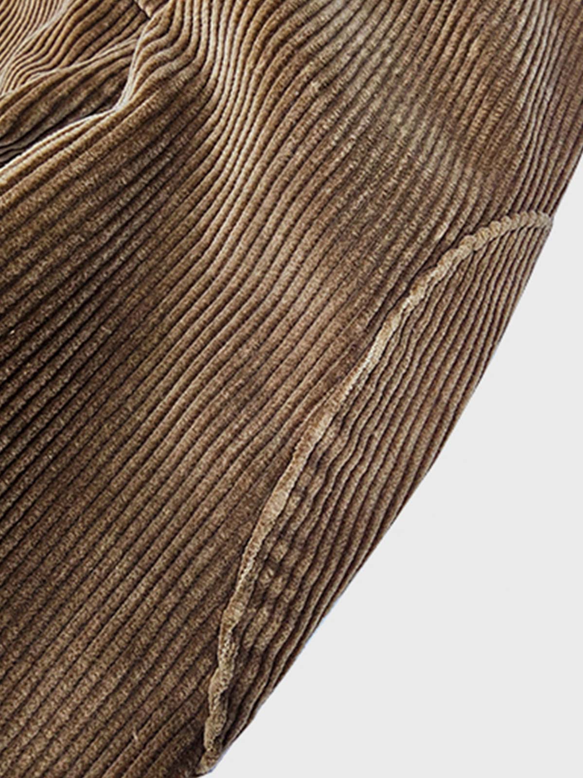 製品画像
クラシックなコーデュロイ素材のアメリカンヴィンテージスタイル ハンティング ブレザーの正面全体画像。天然本角ボタンとスリムフィットデザインが特徴。

詳細画像
コーデュロイ素材の繊細な畝のテクスチャと天然本角ボタンのディテールをクローズアップした画像。上品な質感とヴィンテージ感を強調。