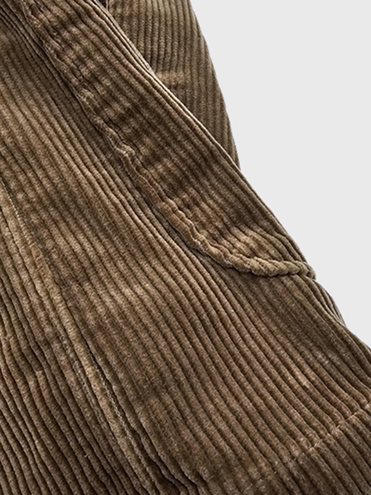 製品画像
クラシックなコーデュロイ素材のアメリカンヴィンテージスタイル ハンティング ブレザーの正面全体画像。天然本角ボタンとスリムフィットデザインが特徴。

詳細画像
コーデュロイ素材の繊細な畝のテクスチャと天然本角ボタンのディテールをクローズアップした画像。上品な質感とヴィンテージ感を強調。