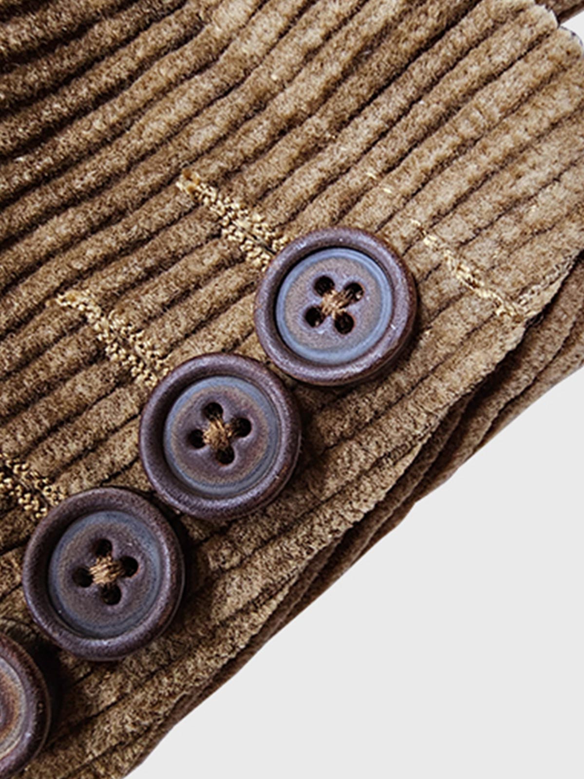 製品画像
クラシックなコーデュロイ素材のアメリカンヴィンテージスタイル ハンティング ブレザーの正面全体画像。天然本角ボタンとスリムフィットデザインが特徴。

詳細画像
コーデュロイ素材の繊細な畝のテクスチャと天然本角ボタンのディテールをクローズアップした画像。上品な質感とヴィンテージ感を強調。