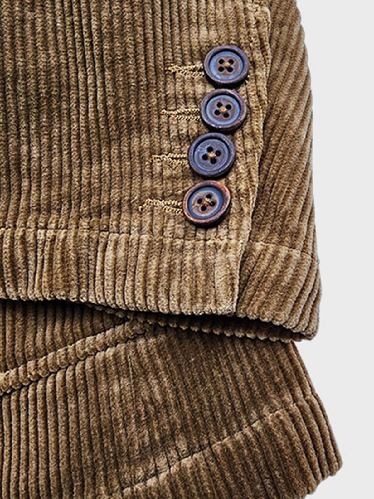 製品画像
クラシックなコーデュロイ素材のアメリカンヴィンテージスタイル ハンティング ブレザーの正面全体画像。天然本角ボタンとスリムフィットデザインが特徴。

詳細画像
コーデュロイ素材の繊細な畝のテクスチャと天然本角ボタンのディテールをクローズアップした画像。上品な質感とヴィンテージ感を強調。