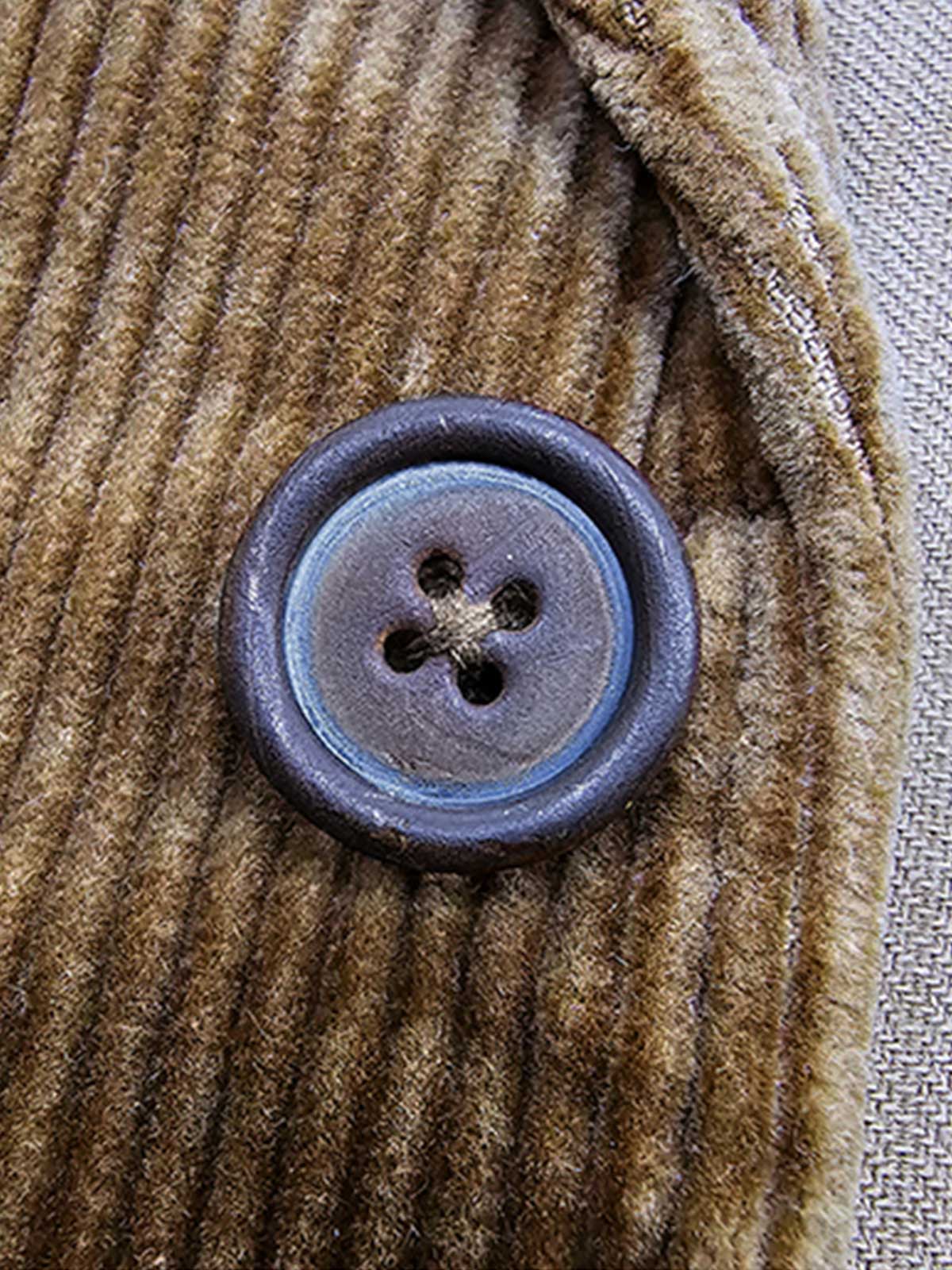 製品画像
クラシックなコーデュロイ素材のアメリカンヴィンテージスタイル ハンティング ブレザーの正面全体画像。天然本角ボタンとスリムフィットデザインが特徴。

詳細画像
コーデュロイ素材の繊細な畝のテクスチャと天然本角ボタンのディテールをクローズアップした画像。上品な質感とヴィンテージ感を強調。