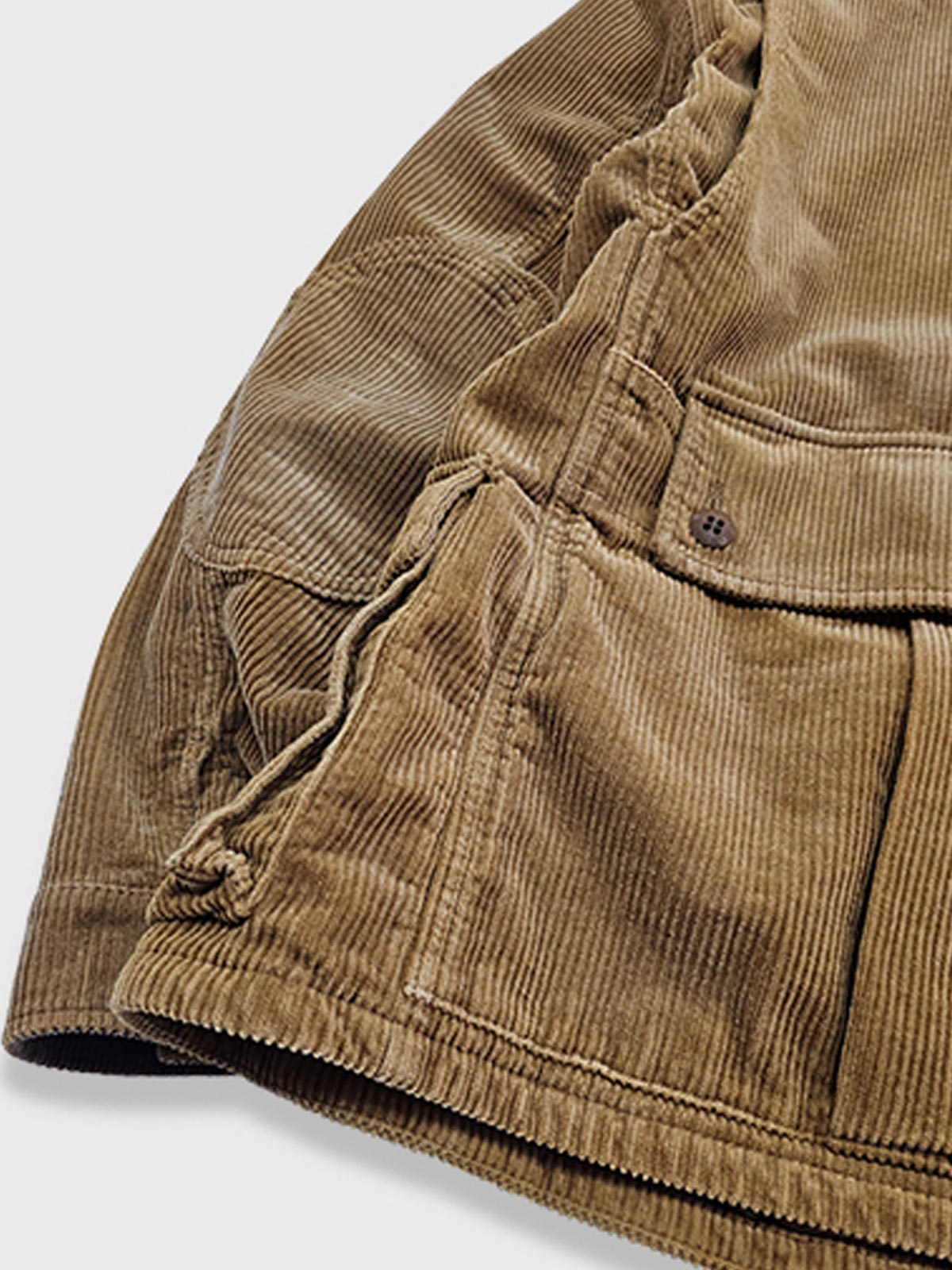 製品画像：ウエスタン風ハンティングジャケットの正面展示。コーデュロイ素材とウォッシュ加工によるヴィンテージ感が特徴。
詳細画像：果実ボタンと多ポケットのディテールをクローズアップ。実用性とデザイン性が調和したジャケットのディテール。