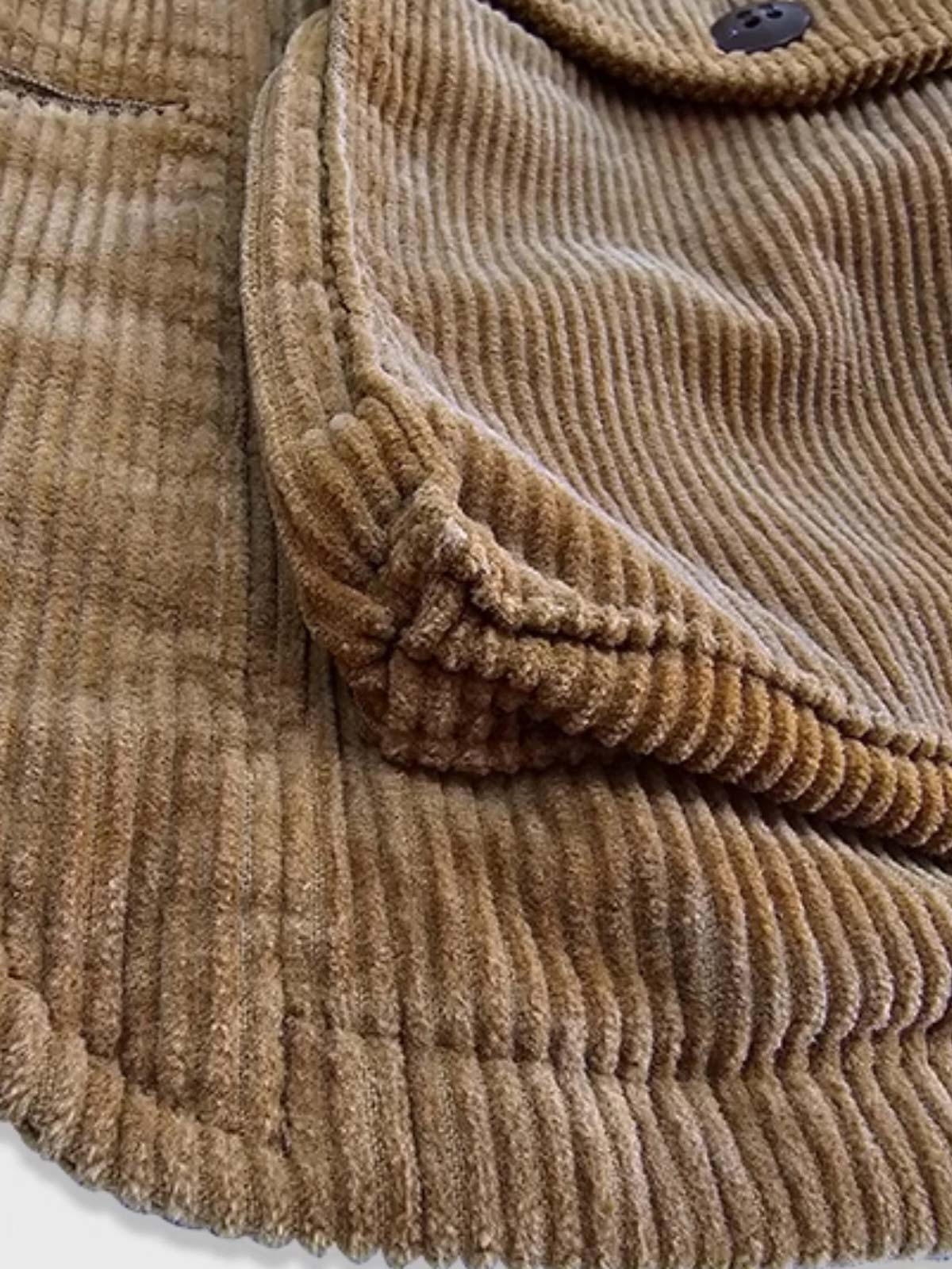 製品画像：ウエスタン風ハンティングジャケットの正面展示。コーデュロイ素材とウォッシュ加工によるヴィンテージ感が特徴。
詳細画像：果実ボタンと多ポケットのディテールをクローズアップ。実用性とデザイン性が調和したジャケットのディテール。