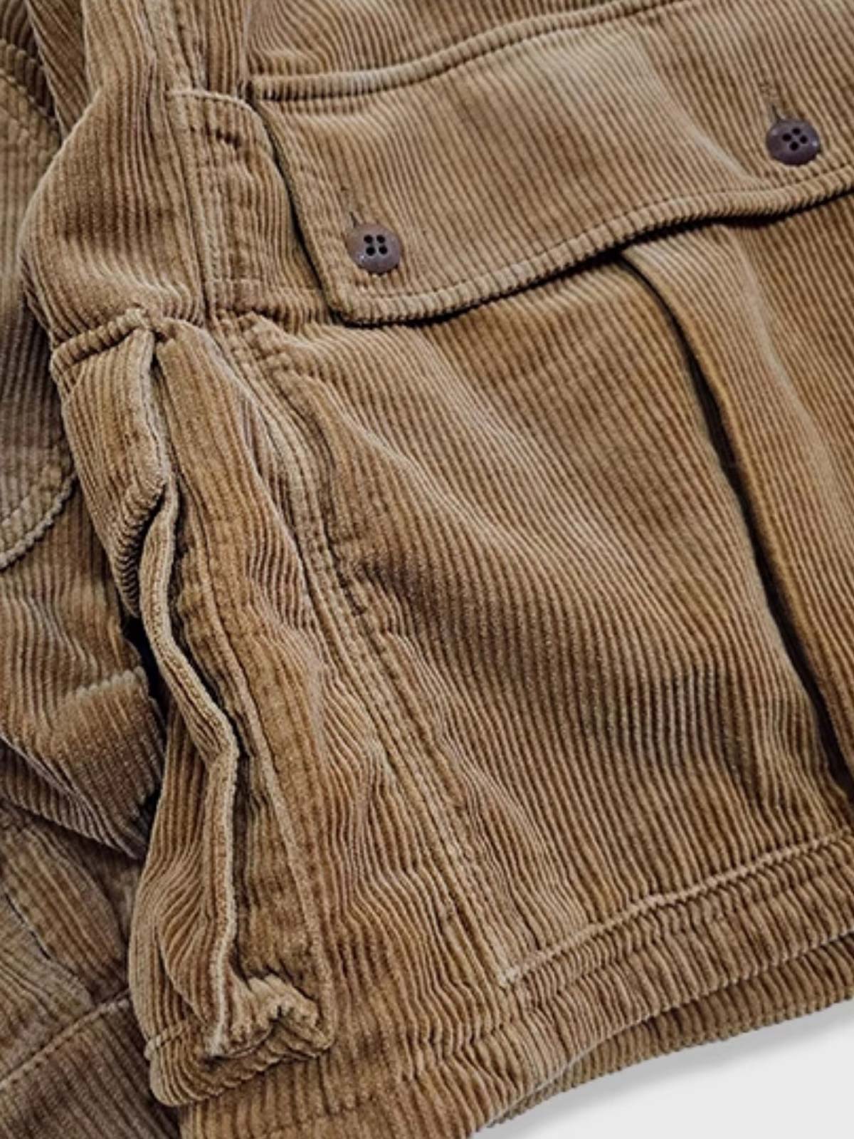 製品画像：ウエスタン風ハンティングジャケットの正面展示。コーデュロイ素材とウォッシュ加工によるヴィンテージ感が特徴。
詳細画像：果実ボタンと多ポケットのディテールをクローズアップ。実用性とデザイン性が調和したジャケットのディテール。