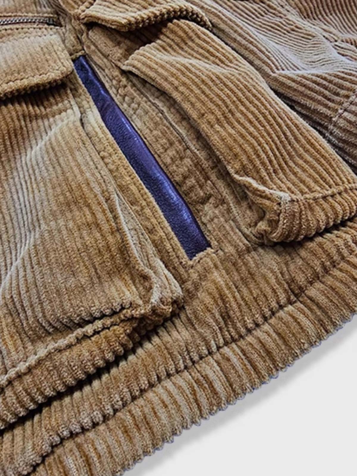 製品画像：ウエスタン風ハンティングジャケットの正面展示。コーデュロイ素材とウォッシュ加工によるヴィンテージ感が特徴。
詳細画像：果実ボタンと多ポケットのディテールをクローズアップ。実用性とデザイン性が調和したジャケットのディテール。