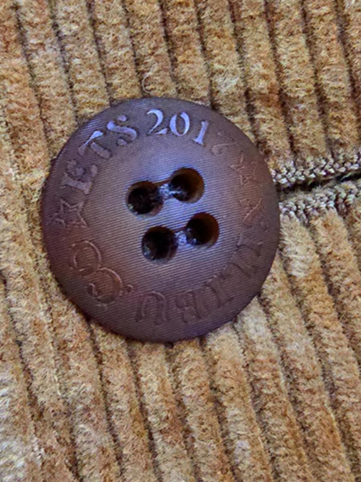 製品画像：ウエスタン風ハンティングジャケットの正面展示。コーデュロイ素材とウォッシュ加工によるヴィンテージ感が特徴。
詳細画像：果実ボタンと多ポケットのディテールをクローズアップ。実用性とデザイン性が調和したジャケットのディテール。