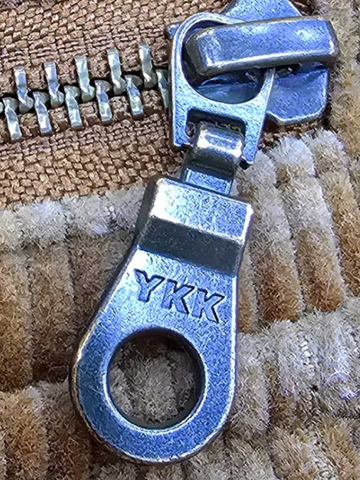 製品画像：ウエスタン風ハンティングジャケットの正面展示。コーデュロイ素材とウォッシュ加工によるヴィンテージ感が特徴。
詳細画像：果実ボタンと多ポケットのディテールをクローズアップ。実用性とデザイン性が調和したジャケットのディテール。