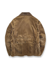 製品画像：ウエスタン風ハンティングジャケットの正面展示。コーデュロイ素材とウォッシュ加工によるヴィンテージ感が特徴。
詳細画像：果実ボタンと多ポケットのディテールをクローズアップ。実用性とデザイン性が調和したジャケットのディテール。