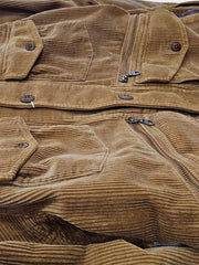 製品画像：ウエスタン風ハンティングジャケットの正面展示。コーデュロイ素材とウォッシュ加工によるヴィンテージ感が特徴。
詳細画像：果実ボタンと多ポケットのディテールをクローズアップ。実用性とデザイン性が調和したジャケットのディテール。