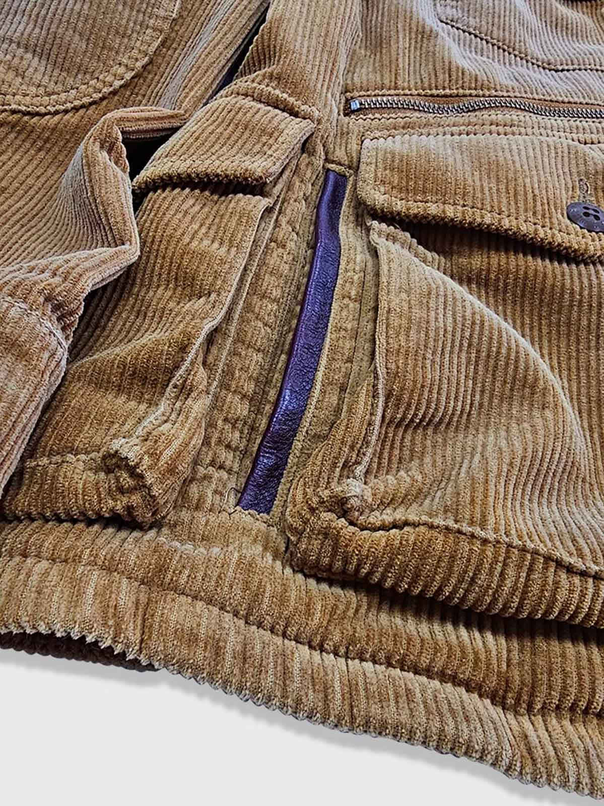 製品画像：ウエスタン風ハンティングジャケットの正面展示。コーデュロイ素材とウォッシュ加工によるヴィンテージ感が特徴。
詳細画像：果実ボタンと多ポケットのディテールをクローズアップ。実用性とデザイン性が調和したジャケットのディテール。
