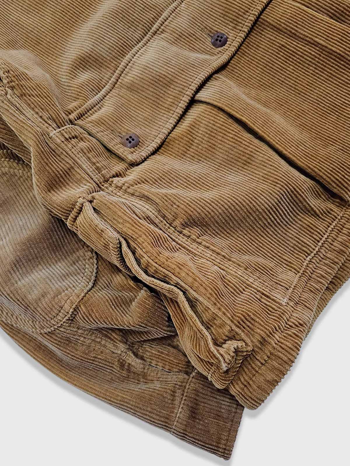 製品画像：ウエスタン風ハンティングジャケットの正面展示。コーデュロイ素材とウォッシュ加工によるヴィンテージ感が特徴。
詳細画像：果実ボタンと多ポケットのディテールをクローズアップ。実用性とデザイン性が調和したジャケットのディテール。