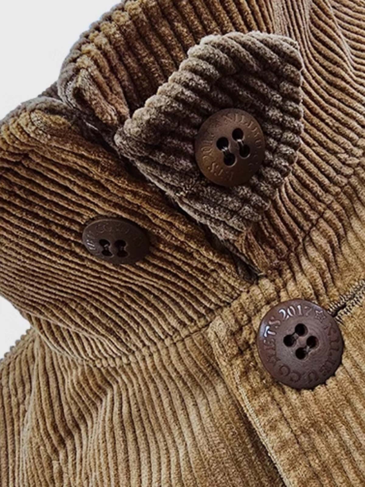 製品画像：ウエスタン風ハンティングジャケットの正面展示。コーデュロイ素材とウォッシュ加工によるヴィンテージ感が特徴。
詳細画像：果実ボタンと多ポケットのディテールをクローズアップ。実用性とデザイン性が調和したジャケットのディテール。