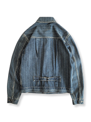 製品画像: インディゴジャカードデニムウォッシュジャケット全体写真。ジャカード織りとウォッシュ加工が際立つヴィンテージ風ワークジャケット。
詳細画像: ジャカードストライプ柄の立体感とインディゴ染めの深い色合い、水洗加工の風合いを表現したディテール写真。