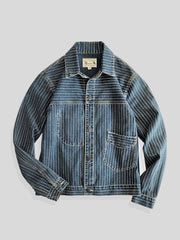 製品画像: インディゴジャカードデニムウォッシュジャケット全体写真。ジャカード織りとウォッシュ加工が際立つヴィンテージ風ワークジャケット。
詳細画像: ジャカードストライプ柄の立体感とインディゴ染めの深い色合い、水洗加工の風合いを表現したディテール写真。