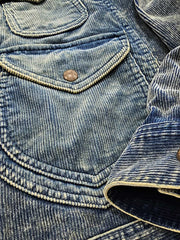 製品画像
タイダイ加工とヴィンテージ加工が特徴の多ポケット ワークジャケットの正面全体画像。100%コットン素材とショート丈デザインが際立つ個性的な一着。

詳細画像
YKK製の真鍮ジッパーとアンティーク調スナップボタン、多ポケットデザイン、そしてタイダイ加工の独特な風合いをクローズアップした画像。高級感とヴィンテージ感が融合したディテール。