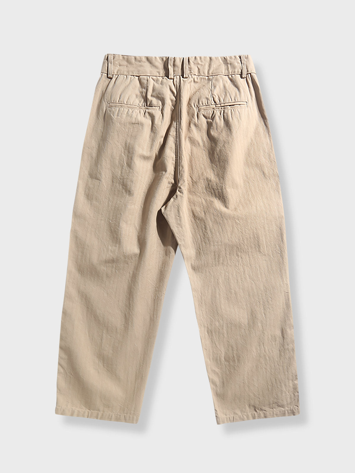 詳細画像: ヘリンボーンのディテールとパンツの裾デザインの特写