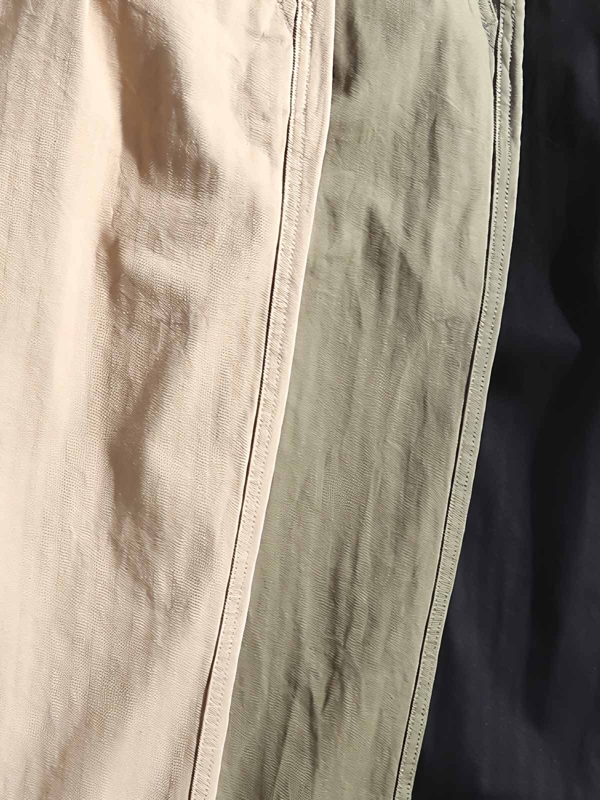 詳細画像: ヘリンボーンのディテールとパンツの裾デザインの特写