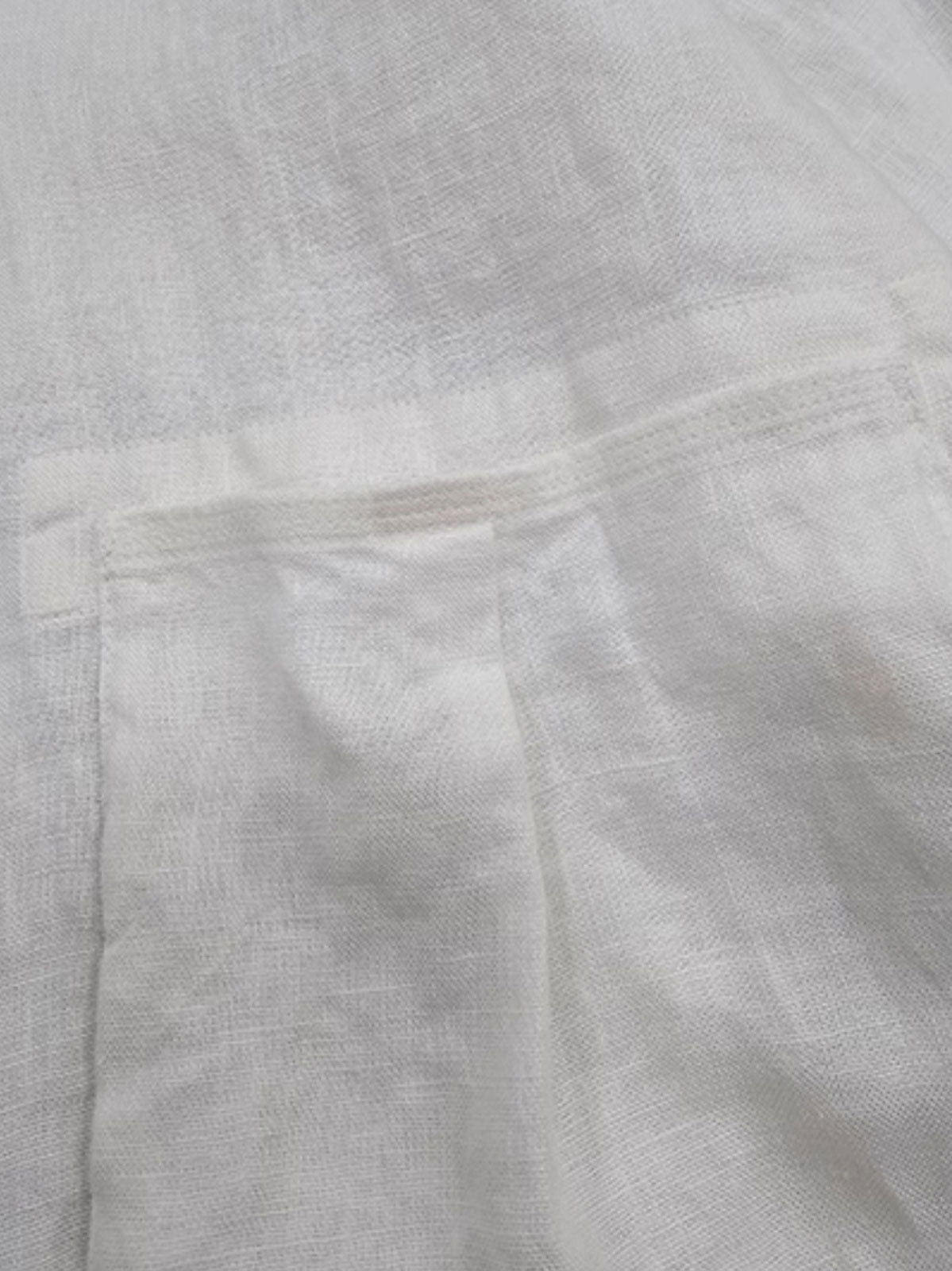  スタンドカラーと大きなポケットのデザイン詳細