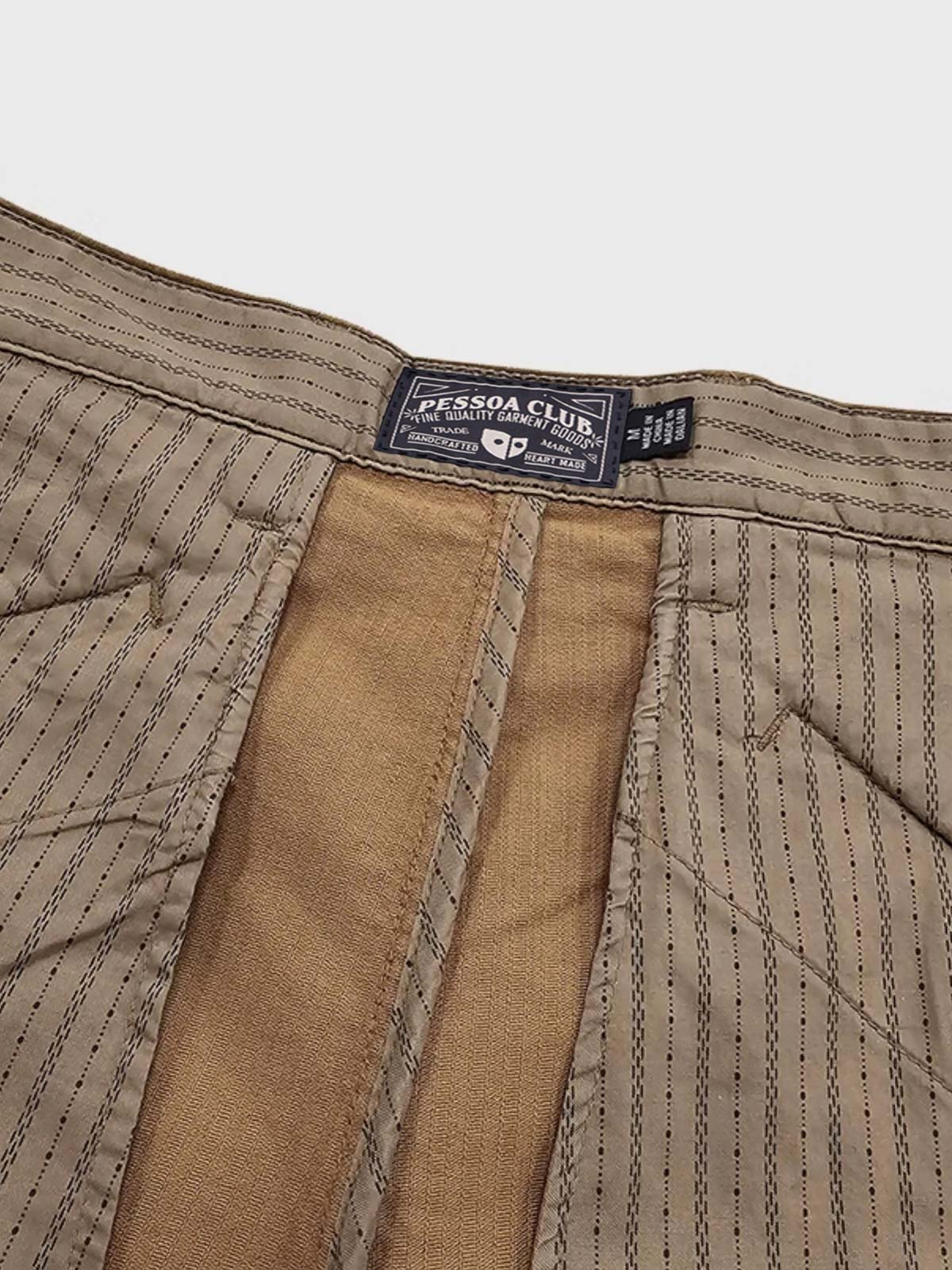 製品画像：アメリカンレトロスタイルのコーデュロイシングルプリーツロングパンツの正面図。クラシックで快適なデザインが特徴。
詳細画像：果実ボタンのユニークなディテールと、コーデュロイ素材の柔らかなテクスチャーを強調したクローズアップ画像。