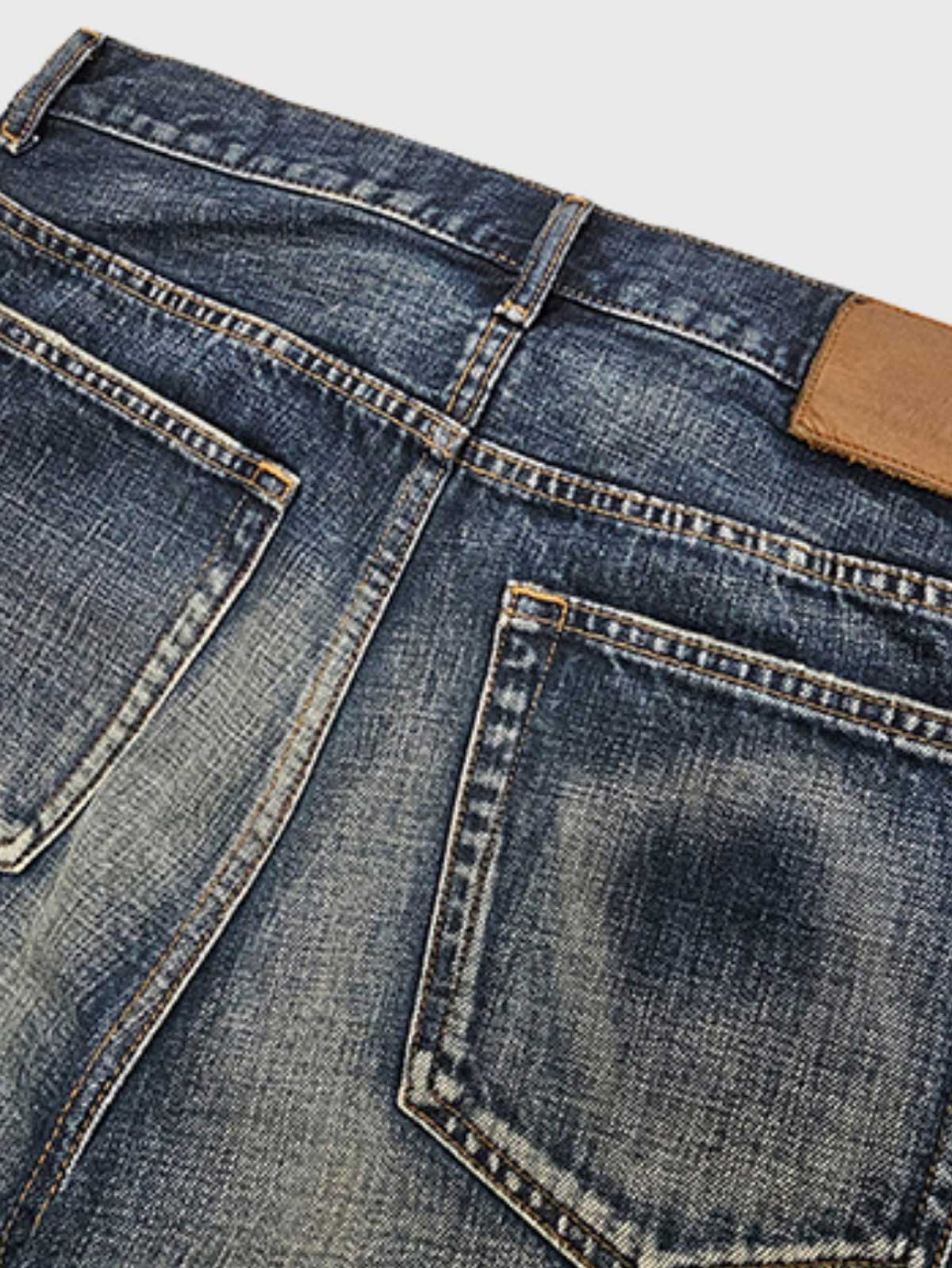 製品画像：アメカジ風の抜染加工ストレートデニムパンツの正面展示。100%コットン素材で、ウォッシュ加工と自然なヒゲデザインが特徴のヴィンテージスタイルのデニムパンツ。

詳細画像：抜染加工による色落ちと、クラシックなアメカジ風のヒゲデザインのディテールをクローズアップ。日系デニムの高い耐久性と美しい経年変化を表現。