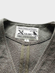 ディテールクローズアップ：ペッパーソルトベストの織りテクスチャと多機能ポケット、滑らかな内側仕様