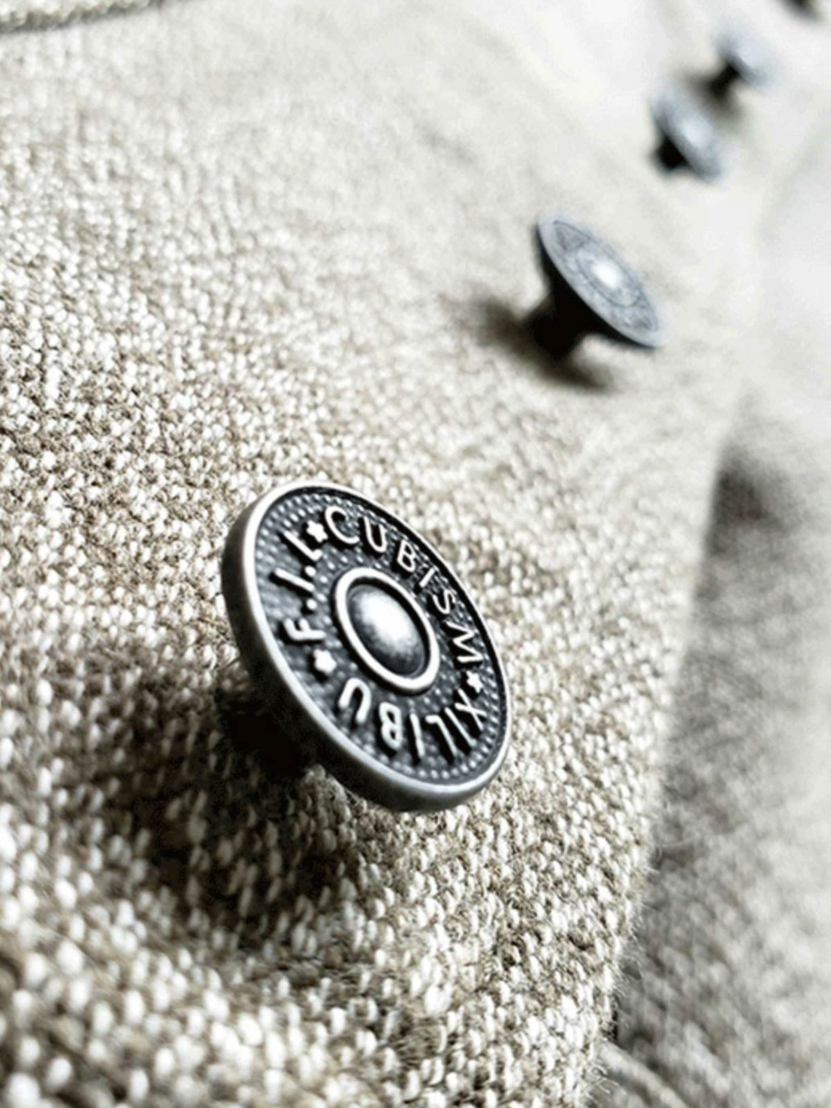 ディテールクローズアップ：ペッパーソルトベストの織りテクスチャと多機能ポケット、滑らかな内側仕様