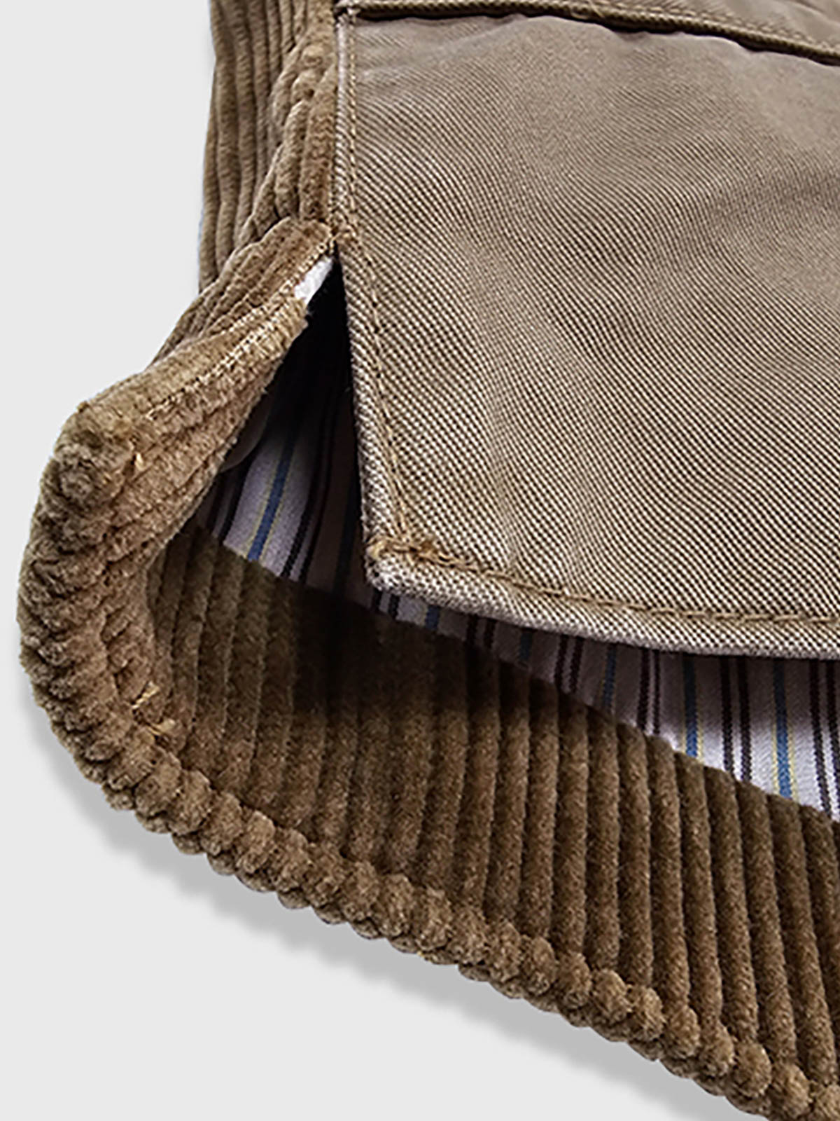 製品画像: コーデュロイワークベスト全体写真。100%コットン素材と多ポケットデザインが際立つアメカジスタイルのヴィンテージ風ベスト。
詳細画像: コーデュロイ素材の繊細な質感、多ポケットディテール、果実モチーフボタンのクラシックなアクセントを強調した写真。