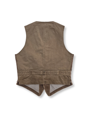 製品画像: コーデュロイワークベスト全体写真。100%コットン素材と多ポケットデザインが際立つアメカジスタイルのヴィンテージ風ベスト。
詳細画像: コーデュロイ素材の繊細な質感、多ポケットディテール、果実モチーフボタンのクラシックなアクセントを強調した写真。
