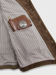 製品画像: コーデュロイワークベスト全体写真。100%コットン素材と多ポケットデザインが際立つアメカジスタイルのヴィンテージ風ベスト。
詳細画像: コーデュロイ素材の繊細な質感、多ポケットディテール、果実モチーフボタンのクラシックなアクセントを強調した写真。