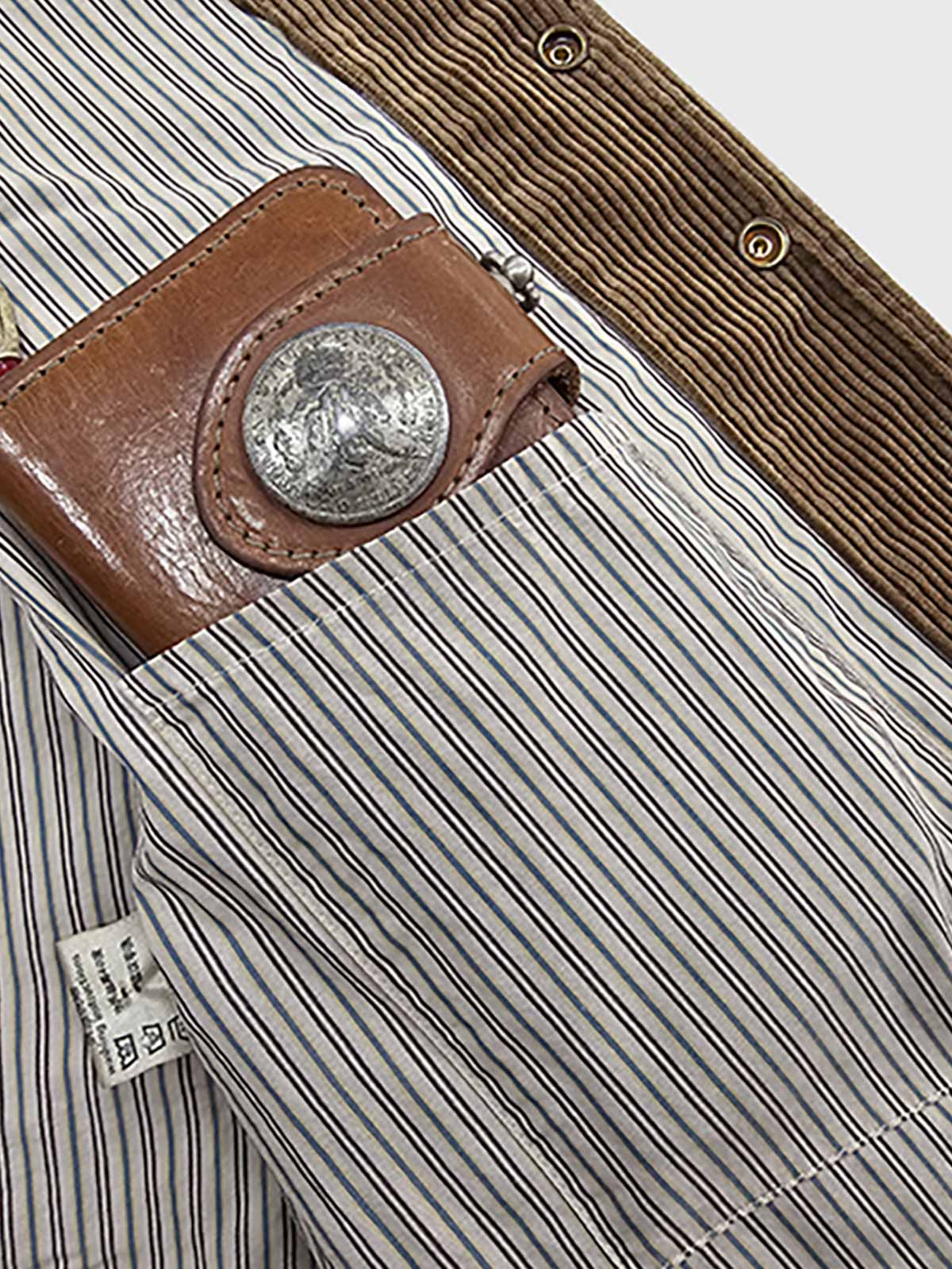 製品画像: コーデュロイワークベスト全体写真。100%コットン素材と多ポケットデザインが際立つアメカジスタイルのヴィンテージ風ベスト。
詳細画像: コーデュロイ素材の繊細な質感、多ポケットディテール、果実モチーフボタンのクラシックなアクセントを強調した写真。