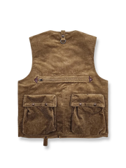 製品画像
多ポケット コーデュロイ ハンティング ベストの正面全体画像。クラシックなアメカジスタイルと100%コットン素材による耐久性が特徴の一着。

詳細画像
バーナー仕上げの天然牛角ボタン、多機能ポケット、アンティーク加工の金属スナップボタンのディテールをクローズアップした画像。上質感と実用性を強調した仕上がり。