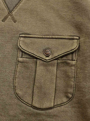 製品画像
硫化染めとウォッシュ加工が施されたアメリカンヴィンテージスタイルのスウェットの正面全体画像。100%コットン素材とクラシックなデザインが特徴。

詳細画像
バーナー仕上げの牛角ボタン、ウォッシュ加工による独特なテクスチャ、リブ仕様の袖口と裾をクローズアップした画像。ヴィンテージ感と高い耐久性を強調したディテール。