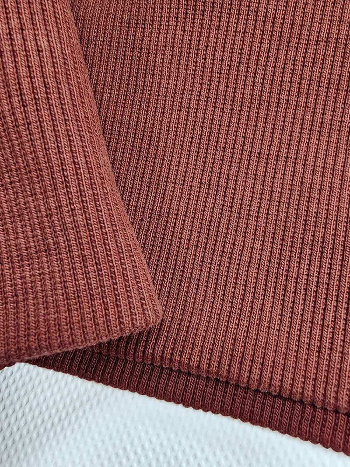 製品画像
クラシックなタートルネックデザインのヘビーウェイト コットン スウェットシャツの正面全体画像。防風性と保温性を兼ね備えたヴィンテージスタイルが特徴。

詳細画像
胸元のフラップポケットと天然果実ボタン、リブ仕様の裾と袖口のディテールをクローズアップした画像。上質なコットン素材と繊細な仕上げを強調。