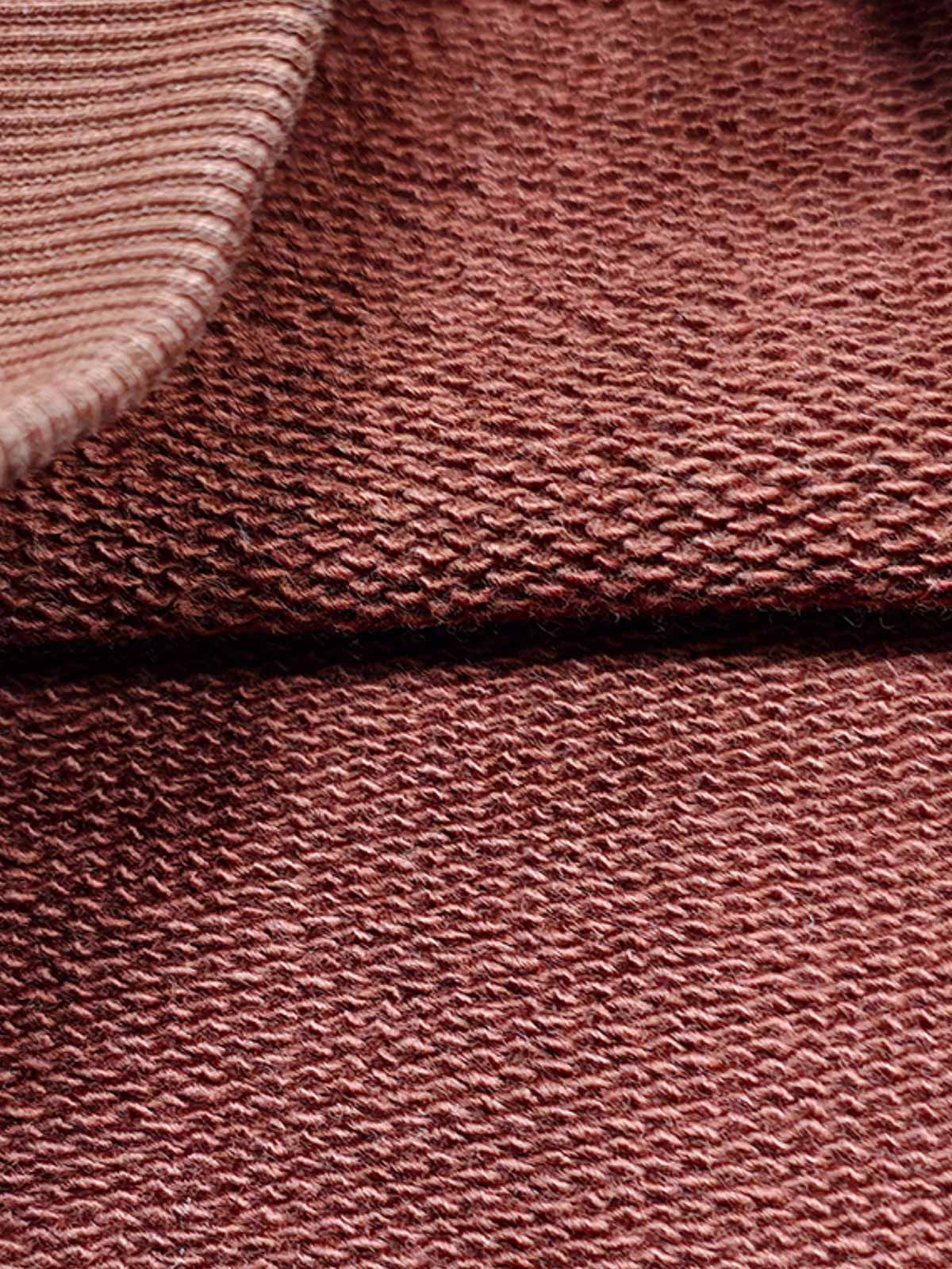 製品画像
クラシックなタートルネックデザインのヘビーウェイト コットン スウェットシャツの正面全体画像。防風性と保温性を兼ね備えたヴィンテージスタイルが特徴。

詳細画像
胸元のフラップポケットと天然果実ボタン、リブ仕様の裾と袖口のディテールをクローズアップした画像。上質なコットン素材と繊細な仕上げを強調。