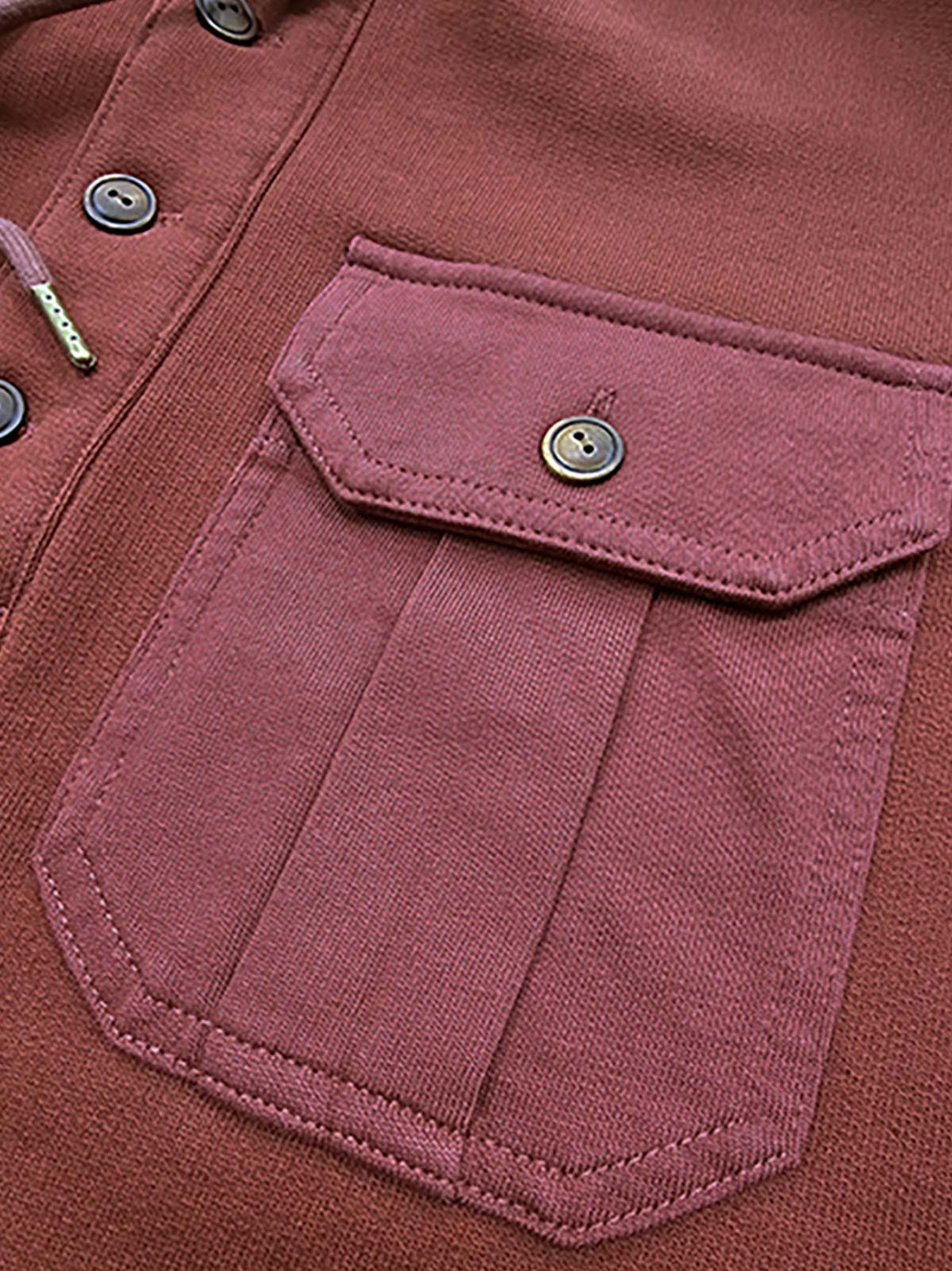 製品画像
クラシックなヘンリーネックとフードデザインが融合したアメリカンヴィンテージ風のフード付きパーカーの正面全体画像。高品質なオールコットン素材と実用的なディテールが特徴。

詳細画像
天然の本角ボタンと胸ポケットのデザイン、リブ仕様の袖口と裾のディテールをクローズアップした画像。ヴィンテージ感と耐久性を兼ね備えた仕上がり。