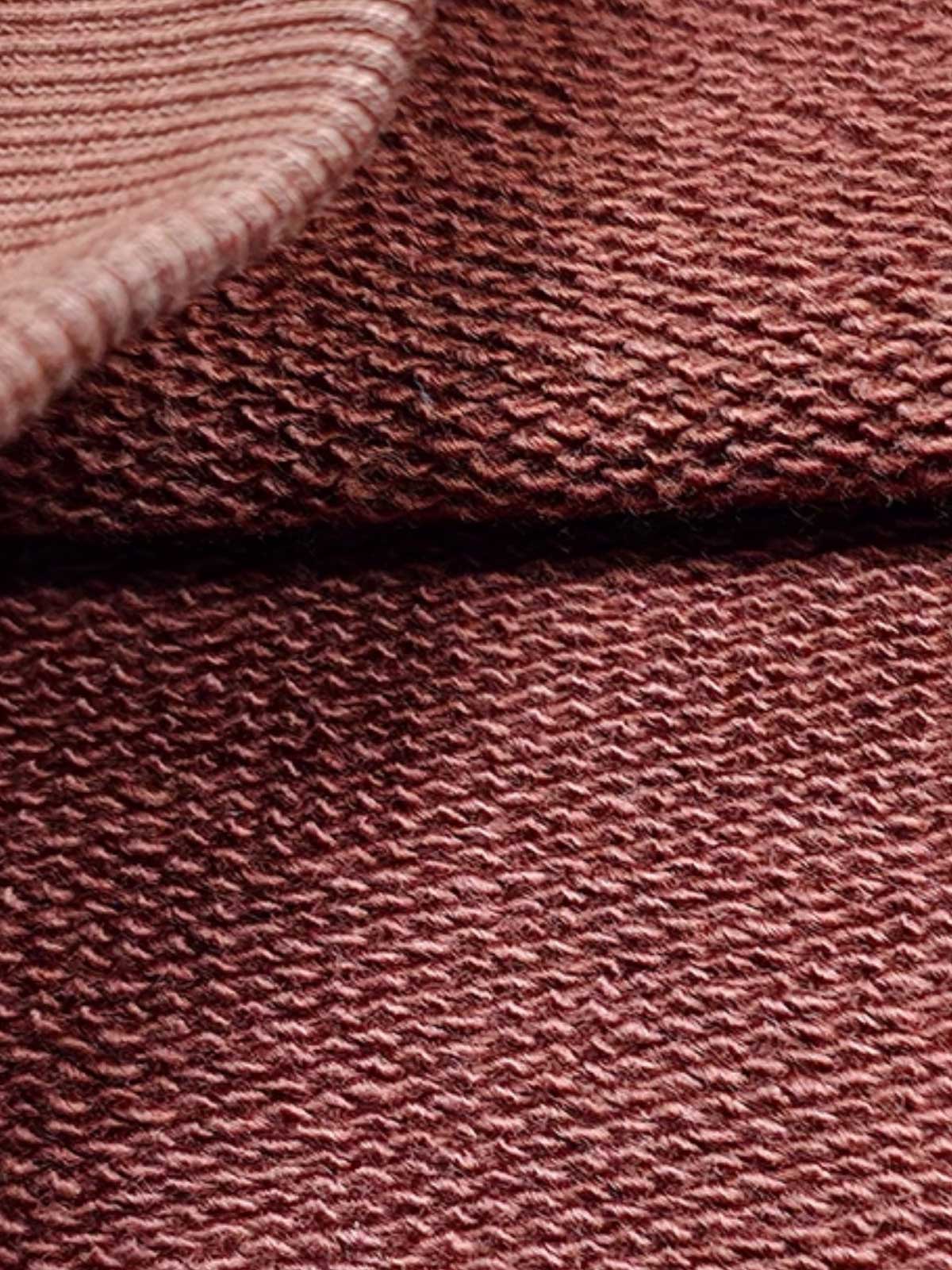 製品画像
クラシックなヘンリーネックとフードデザインが融合したアメリカンヴィンテージ風のフード付きパーカーの正面全体画像。高品質なオールコットン素材と実用的なディテールが特徴。

詳細画像
天然の本角ボタンと胸ポケットのデザイン、リブ仕様の袖口と裾のディテールをクローズアップした画像。ヴィンテージ感と耐久性を兼ね備えた仕上がり。