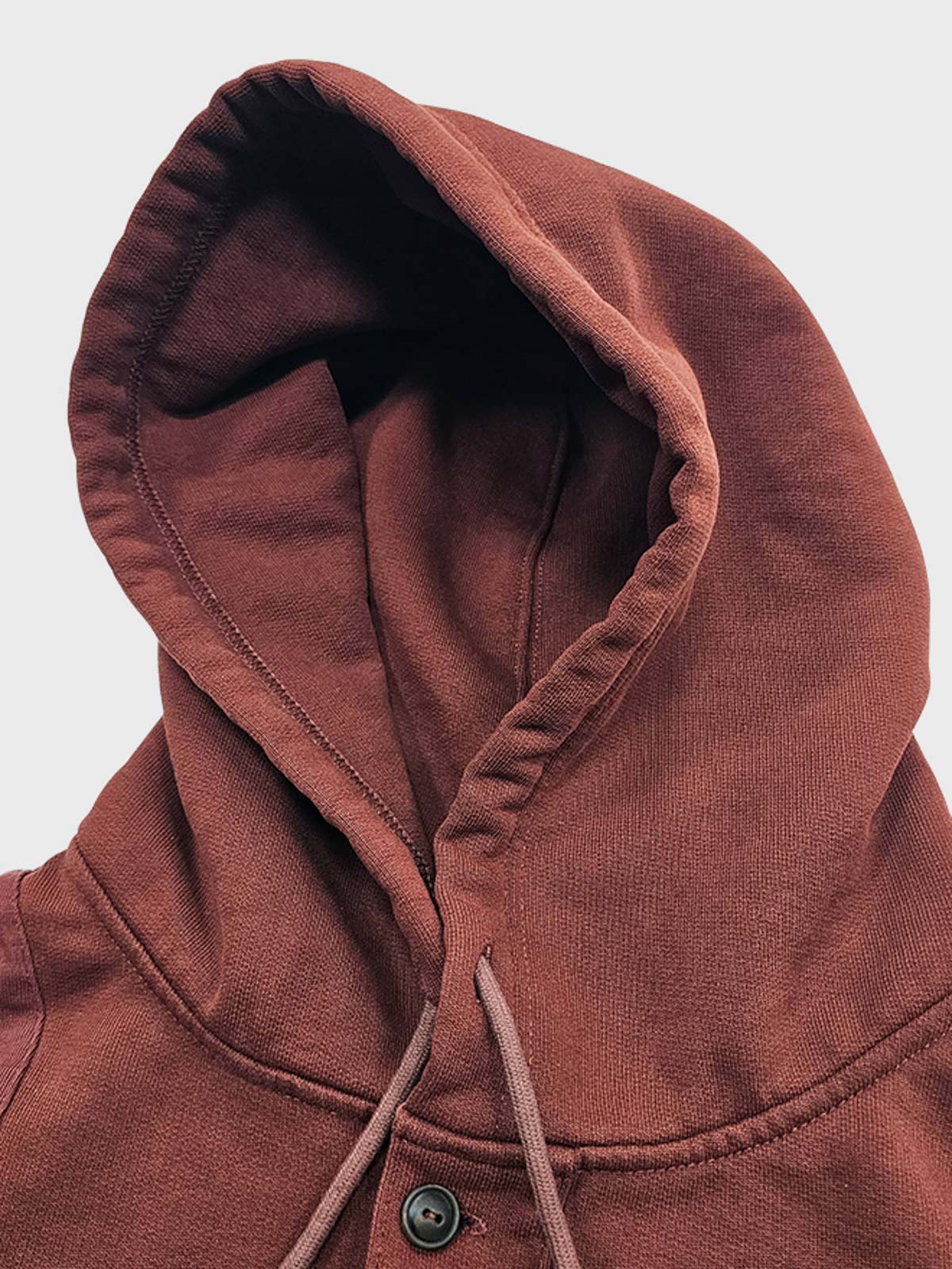 製品画像
クラシックなヘンリーネックとフードデザインが融合したアメリカンヴィンテージ風のフード付きパーカーの正面全体画像。高品質なオールコットン素材と実用的なディテールが特徴。

詳細画像
天然の本角ボタンと胸ポケットのデザイン、リブ仕様の袖口と裾のディテールをクローズアップした画像。ヴィンテージ感と耐久性を兼ね備えた仕上がり。