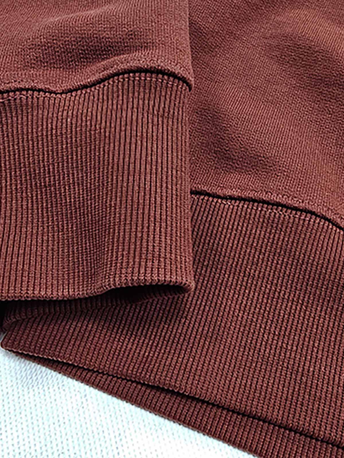 製品画像
クラシックなヘンリーネックとフードデザインが融合したアメリカンヴィンテージ風のフード付きパーカーの正面全体画像。高品質なオールコットン素材と実用的なディテールが特徴。

詳細画像
天然の本角ボタンと胸ポケットのデザイン、リブ仕様の袖口と裾のディテールをクローズアップした画像。ヴィンテージ感と耐久性を兼ね備えた仕上がり。