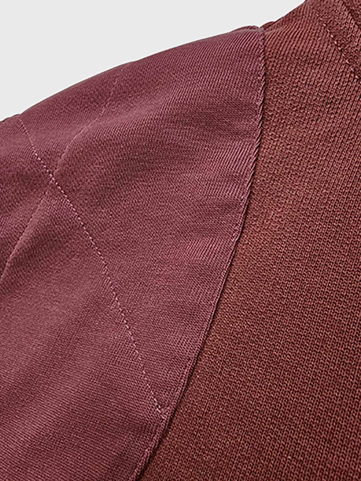 製品画像
クラシックなヘンリーネックとフードデザインが融合したアメリカンヴィンテージ風のフード付きパーカーの正面全体画像。高品質なオールコットン素材と実用的なディテールが特徴。

詳細画像
天然の本角ボタンと胸ポケットのデザイン、リブ仕様の袖口と裾のディテールをクローズアップした画像。ヴィンテージ感と耐久性を兼ね備えた仕上がり。