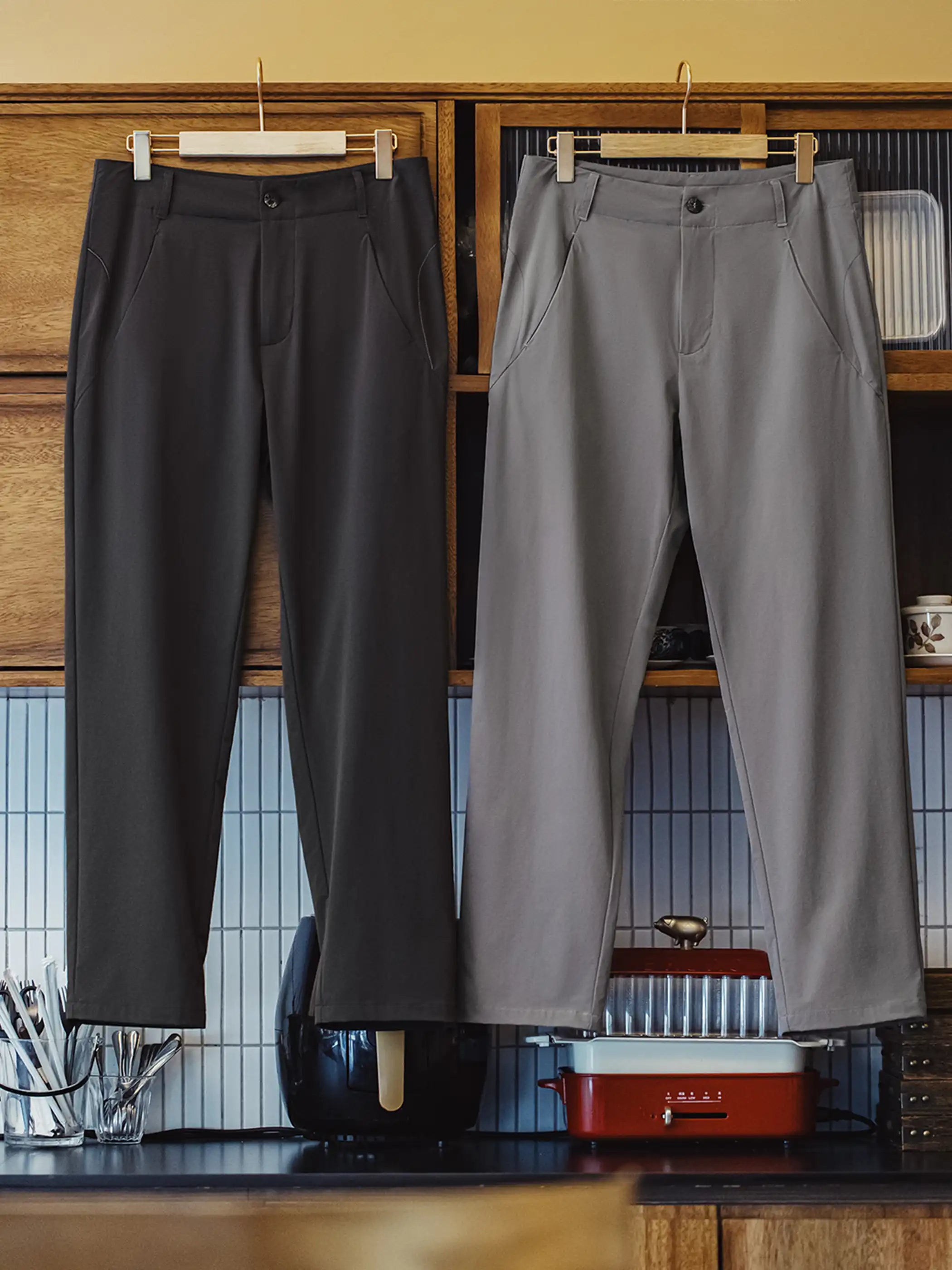 グレーとダークカラーの2色展開のイージーパンツ、軽やかなナイロン生地で仕立てられている