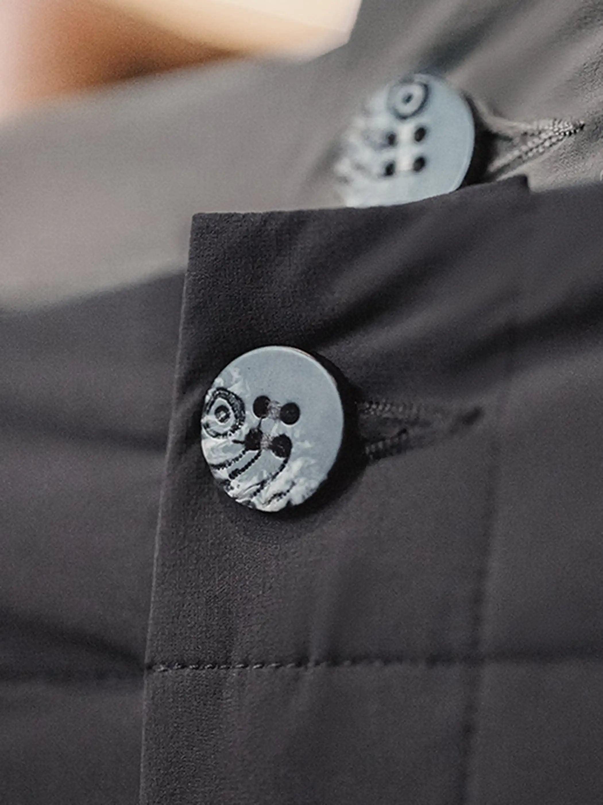 グレーとダークカラーの2色展開のイージーパンツ、軽やかなナイロン生地で仕立てられている