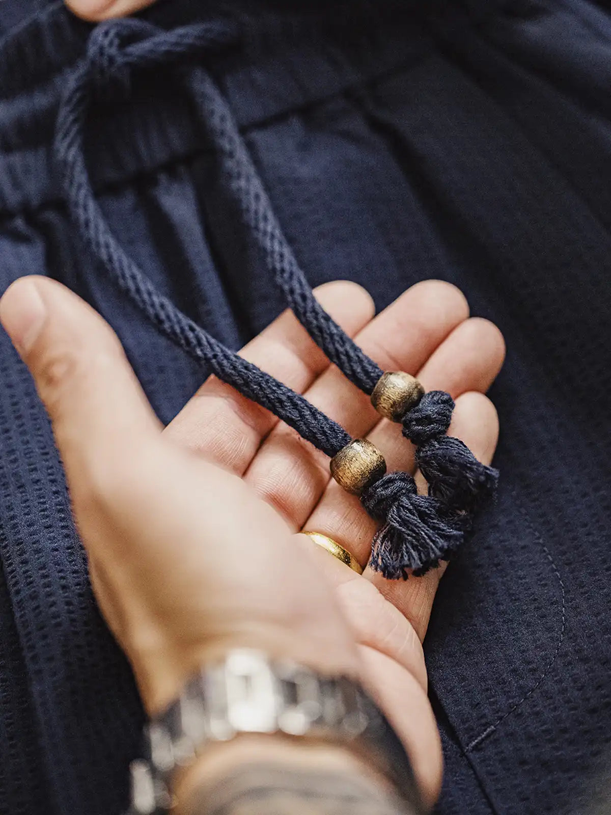 シャンタン素材のバルーンパンツ、ウエストドローコード付き