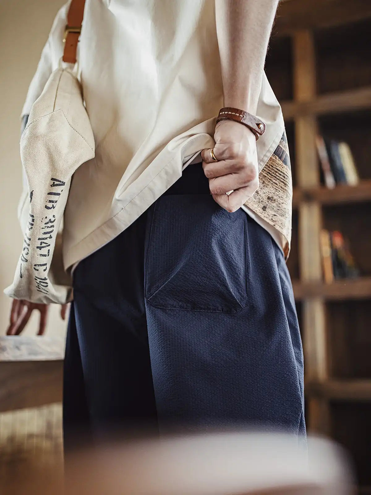 シャンタン素材のバルーンパンツ、ウエストドローコード付き